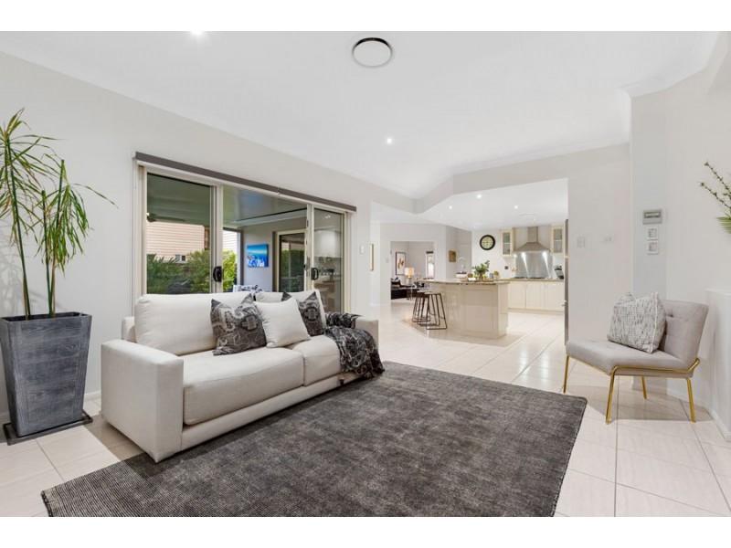 14 Rowland Ave, Wakerley QLD 4154