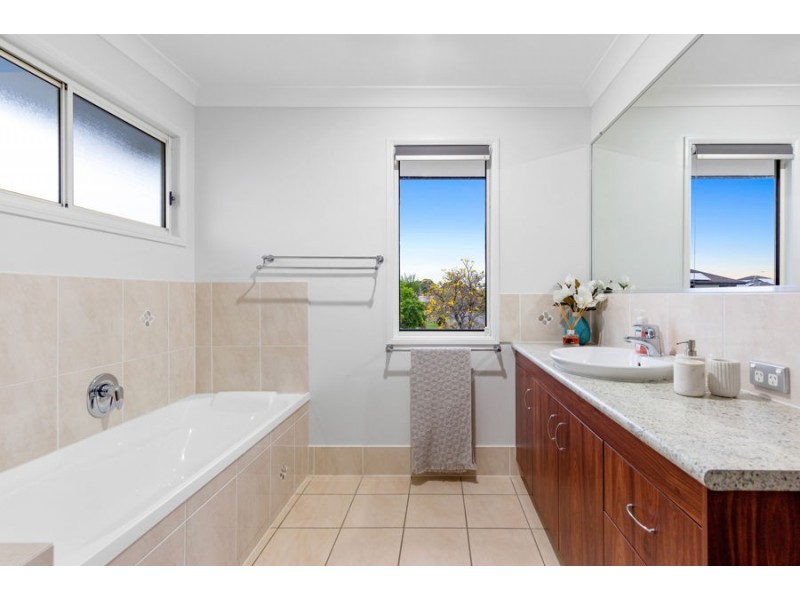 14 Rowland Ave, Wakerley QLD 4154