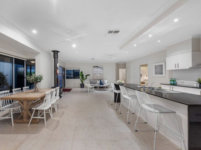 2 Lachlan Drive, Wakerley QLD 4154