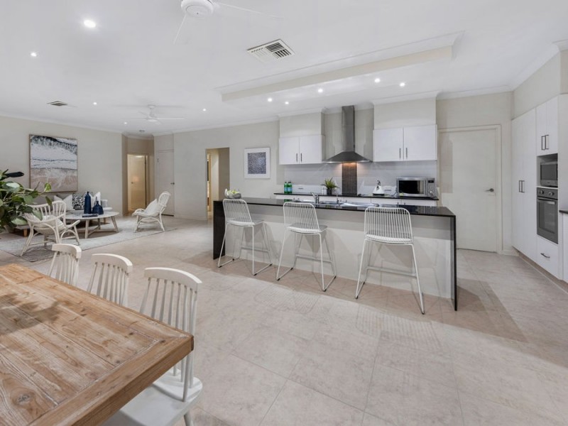 2 Lachlan Drive, Wakerley QLD 4154