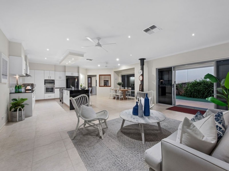 2 Lachlan Drive, Wakerley QLD 4154