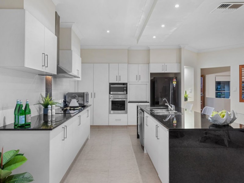 2 Lachlan Drive, Wakerley QLD 4154