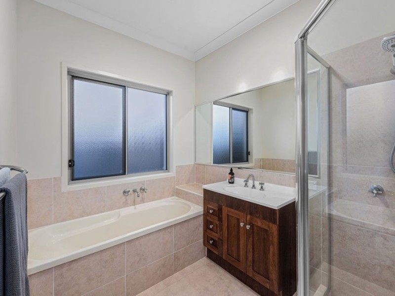 2 Lachlan Drive, Wakerley QLD 4154