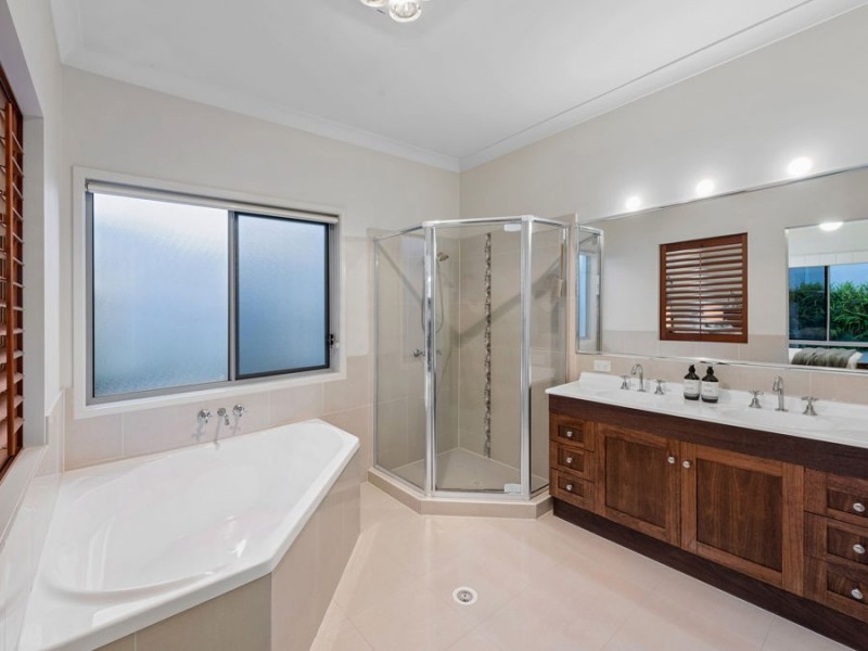2 Lachlan Drive, Wakerley QLD 4154