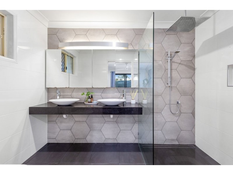 5 Cynthia Place, Wakerley QLD 4154