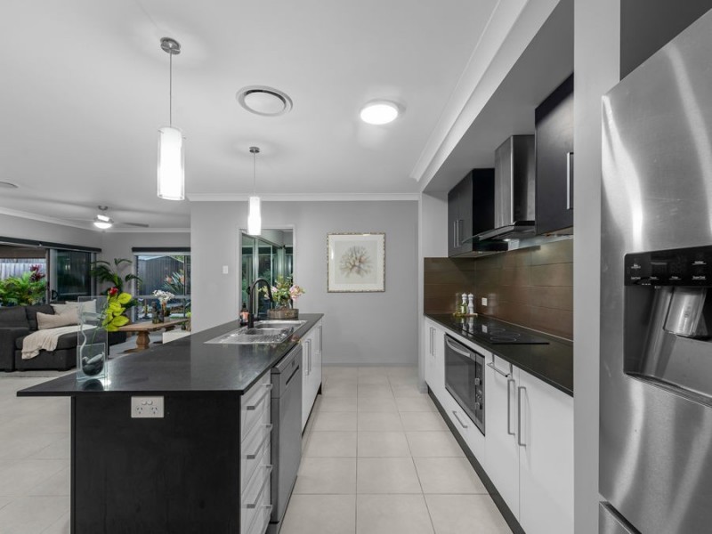 11 Foxwood Circuit, Wakerley QLD 4154