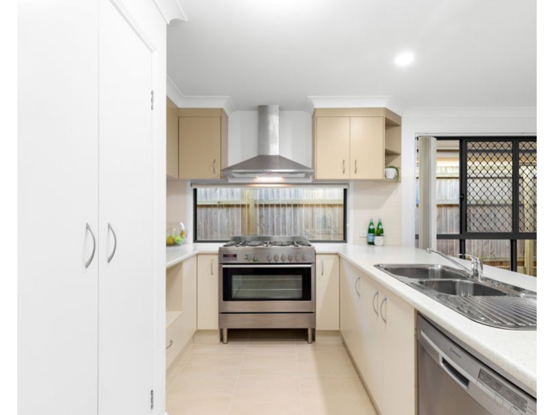 21 Worchester Crescent, Wakerley QLD 4154