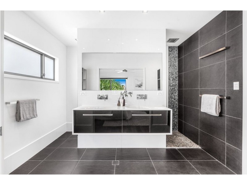 7 Peregian Close, Manly West QLD 4179