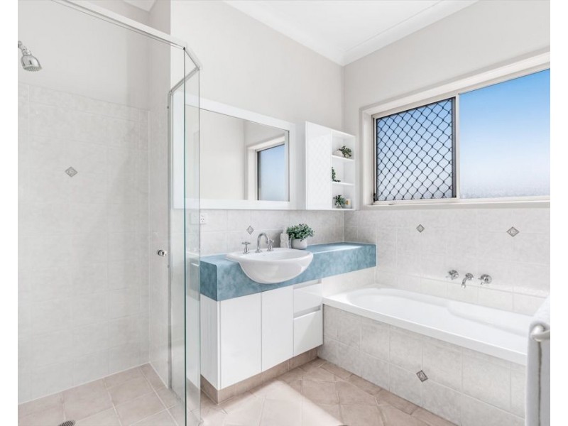 6 Summit Place, Wynnum West QLD 4178