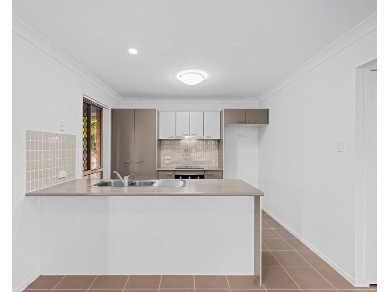 37 Sunrise Crescent, Regents Park QLD 4118