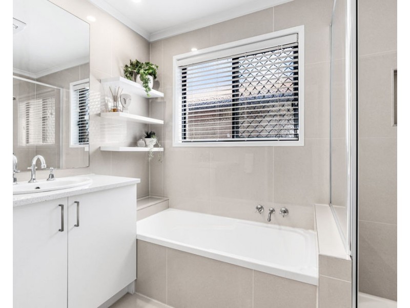 5 Janine Street, Wynnum West QLD 4178