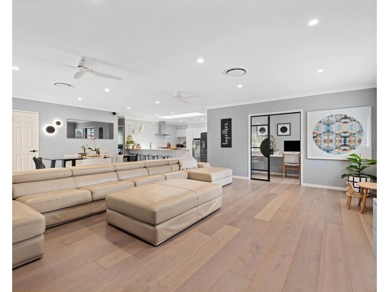 28 Fennessy Close, Wakerley QLD 4154