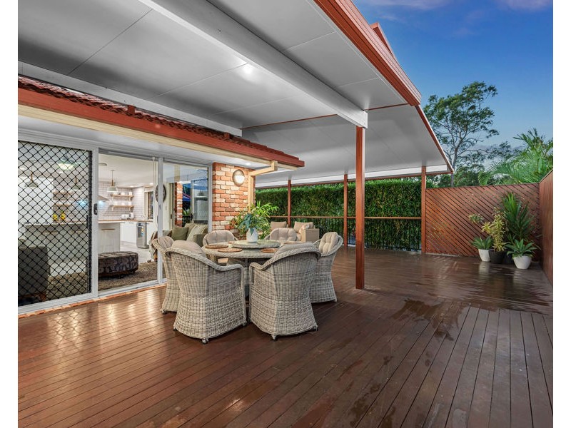 18 Phillips Place, Wakerley QLD 4154