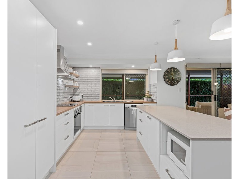 18 Phillips Place, Wakerley QLD 4154