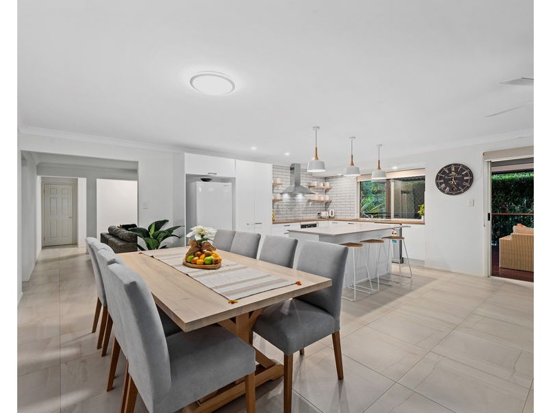 18 Phillips Place, Wakerley QLD 4154