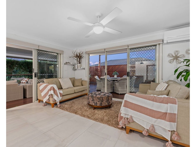 18 Phillips Place, Wakerley QLD 4154