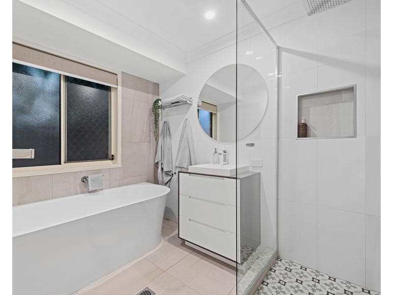 18 Phillips Place, Wakerley QLD 4154