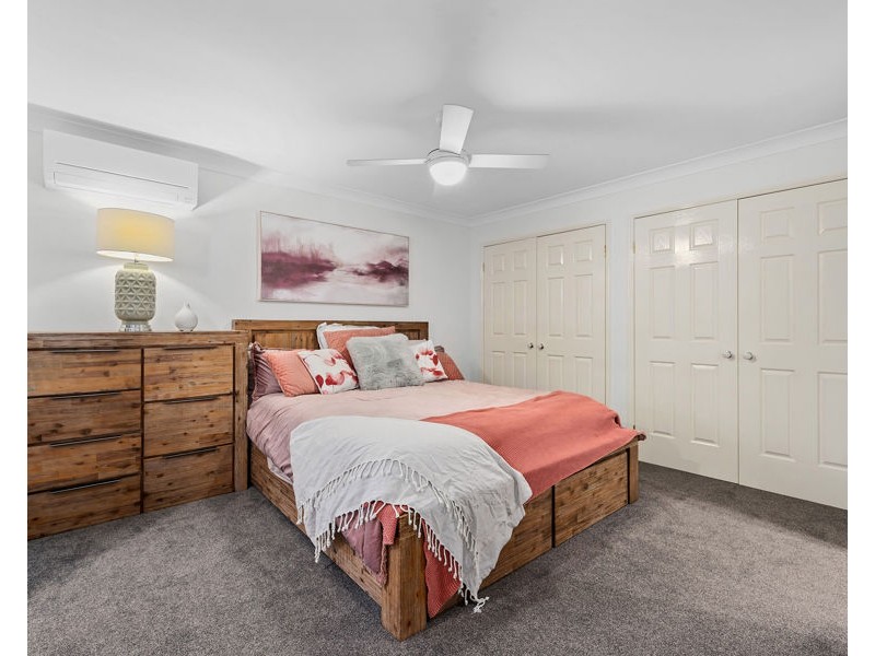 18 Phillips Place, Wakerley QLD 4154
