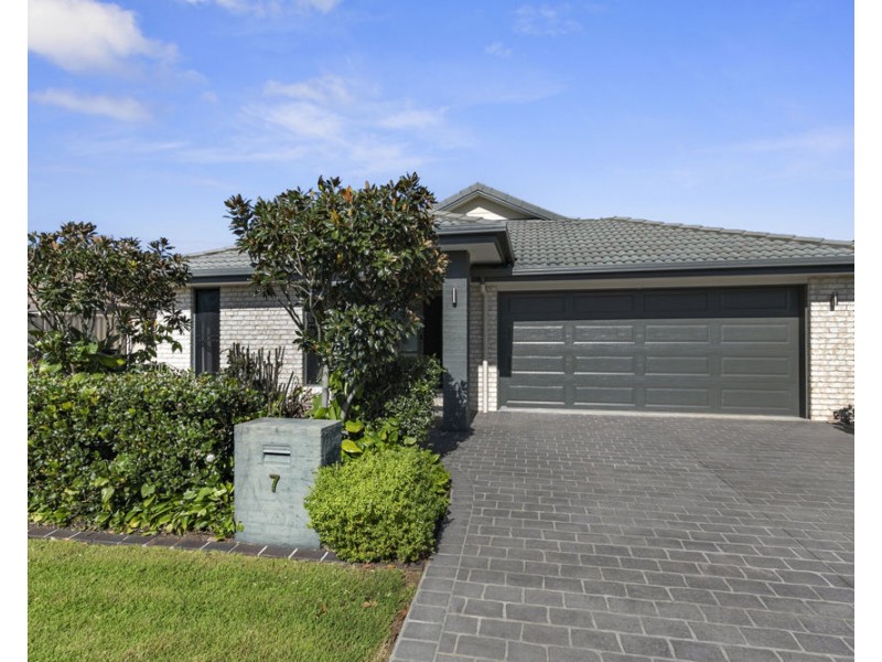 7 Harding Close, Manly West QLD 4179
