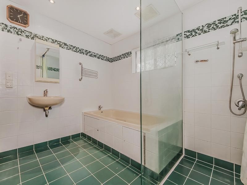 76 Glenora St, Wynnum QLD 4178