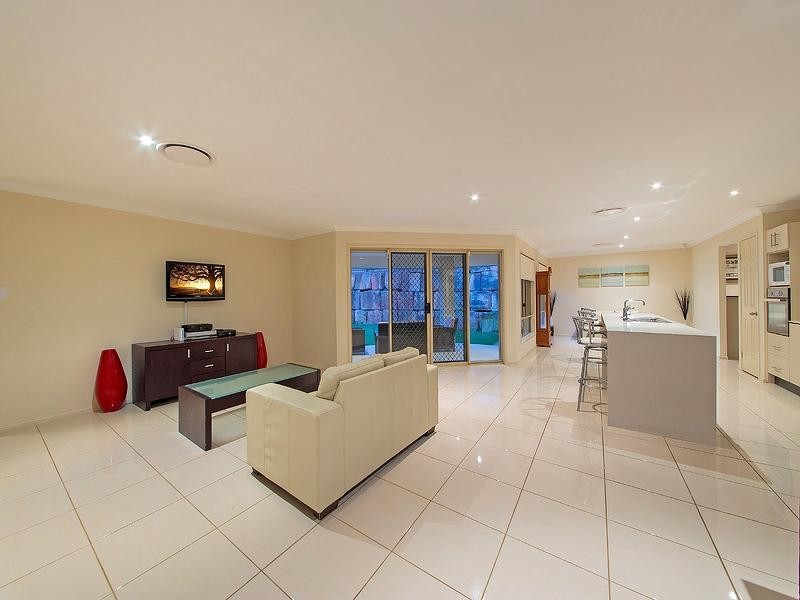 67 Rowland Ave, Wakerley QLD 4154