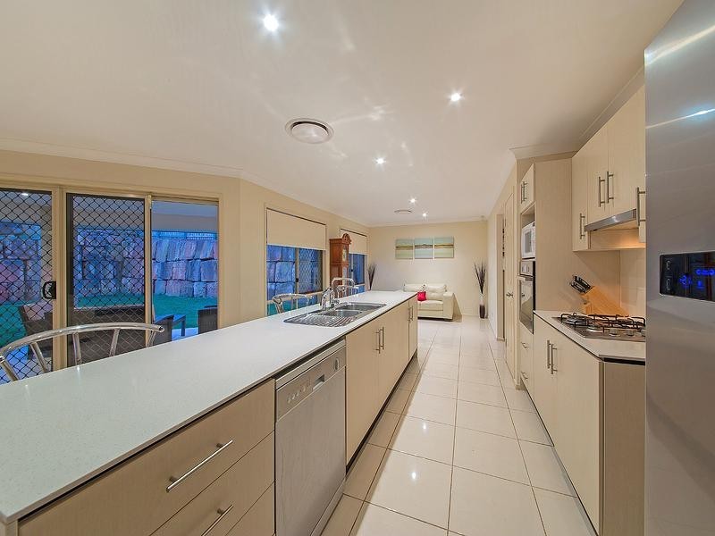 67 Rowland Ave, Wakerley QLD 4154