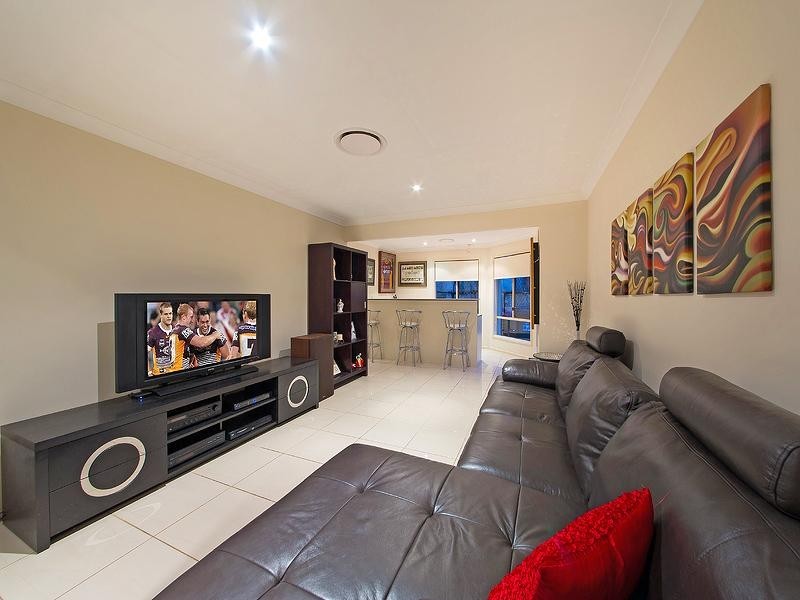 67 Rowland Ave, Wakerley QLD 4154