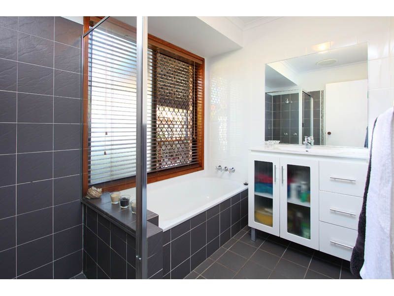 8 Wallen Pl, Wynnum West QLD 4178