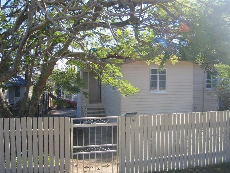 9 Curve Avenue, Wynnum QLD 4178