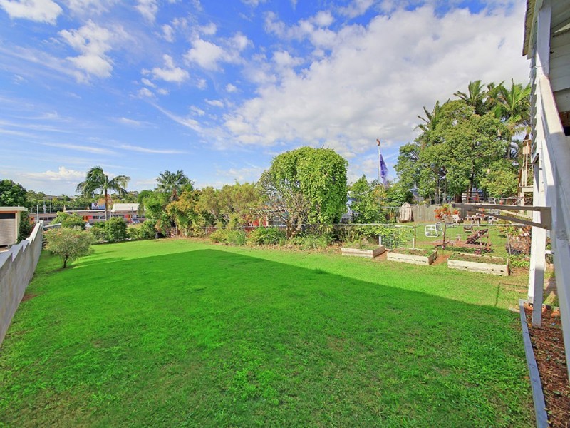 25 Gordon Parade, Manly QLD 4179