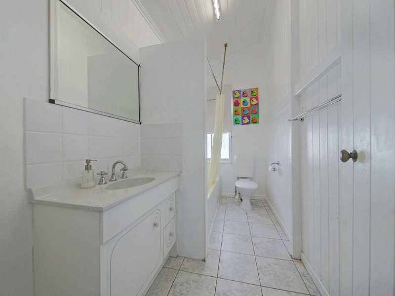 25 Gordon Parade, Manly QLD 4179