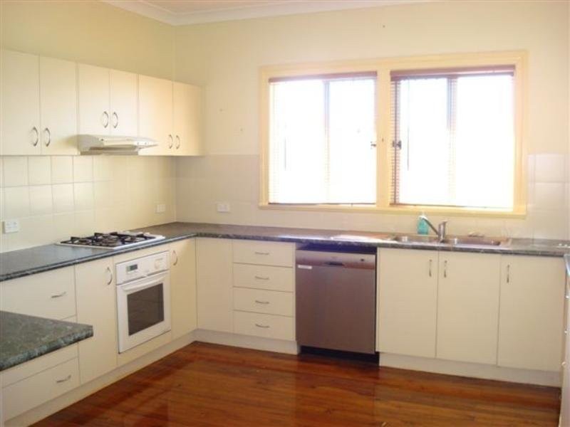 11 Roseneath Parade, Wynnum West QLD 4178