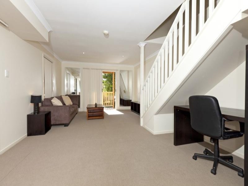 4/12 Yamboyna Street, Manly QLD 4179