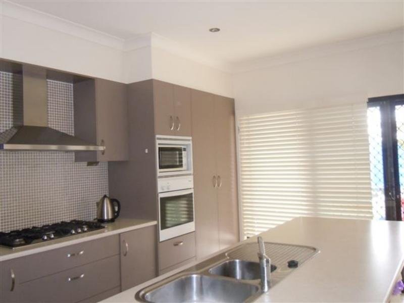 16 Montrose Parade, Wynnum West QLD 4178