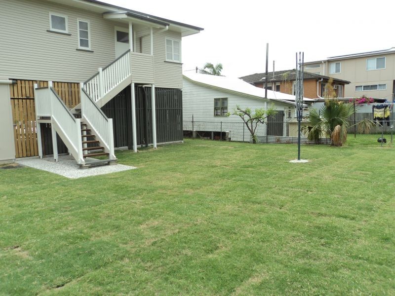 869 Esplanade, Lota QLD 4179