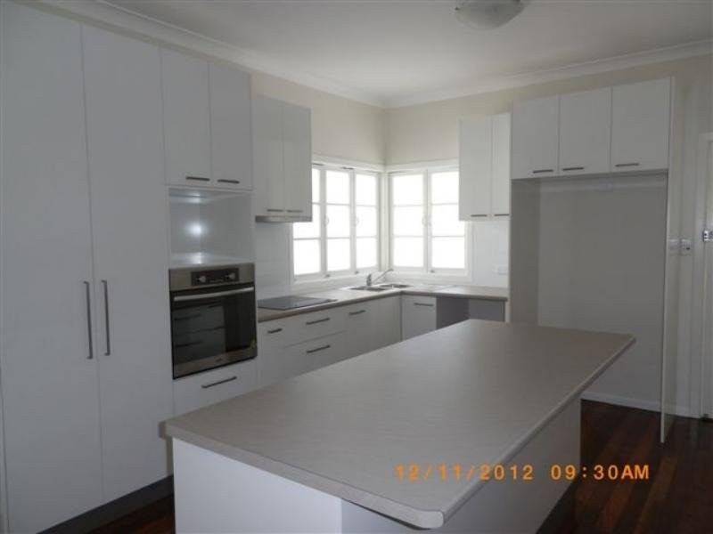 869 Esplanade, Lota QLD 4179