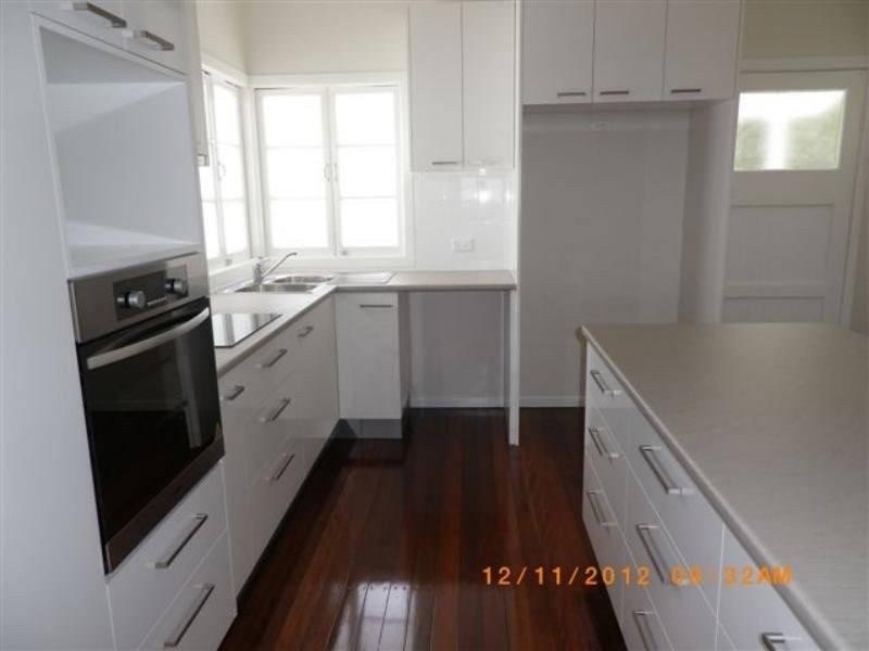 869 Esplanade, Lota QLD 4179