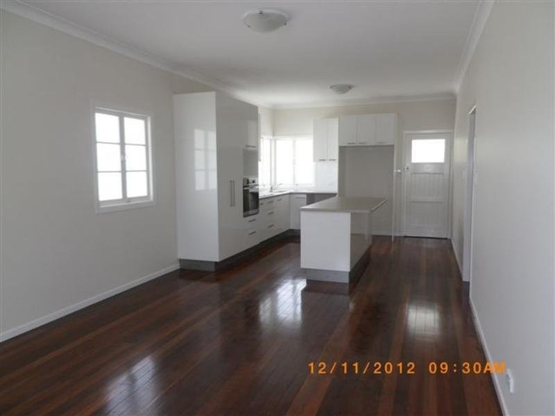 869 Esplanade, Lota QLD 4179