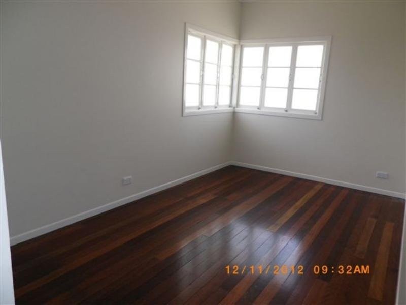 869 Esplanade, Lota QLD 4179