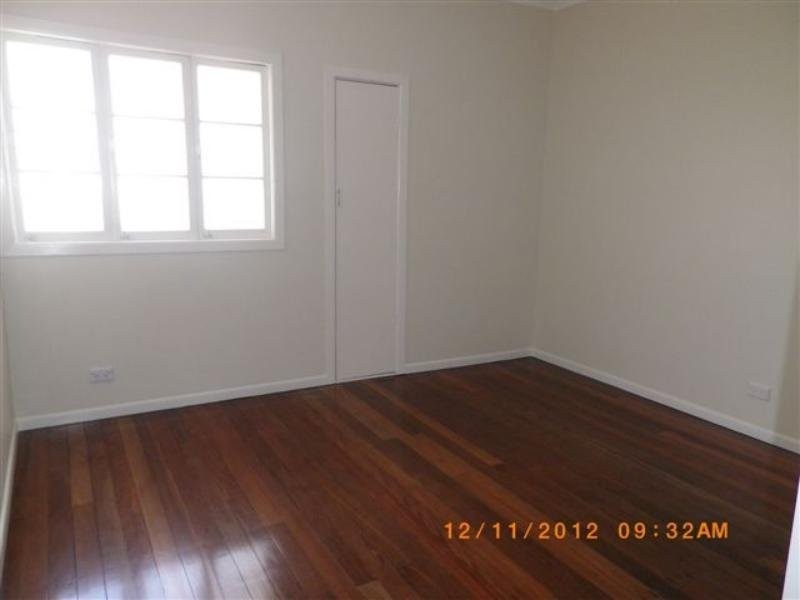 869 Esplanade, Lota QLD 4179