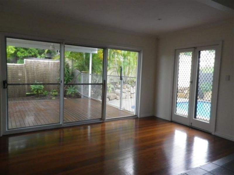 2 Banoon Drive, Wynnum QLD 4178