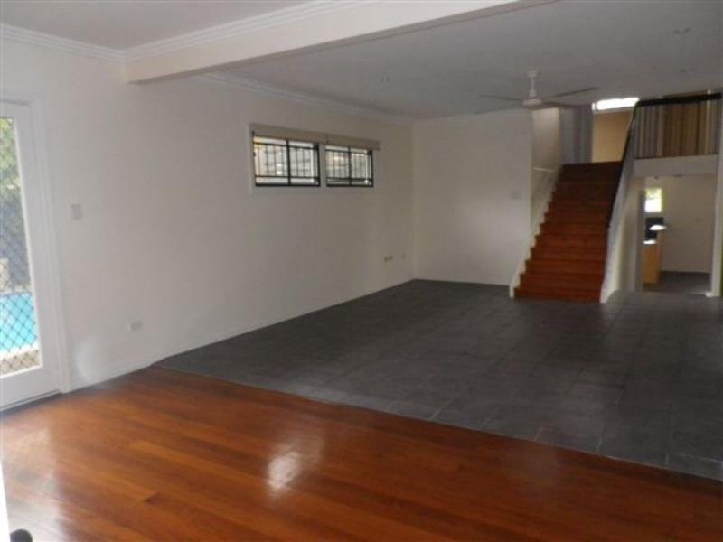 2 Banoon Drive, Wynnum QLD 4178