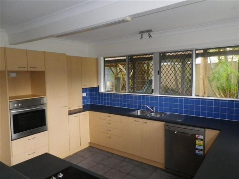 2 Banoon Drive, Wynnum QLD 4178