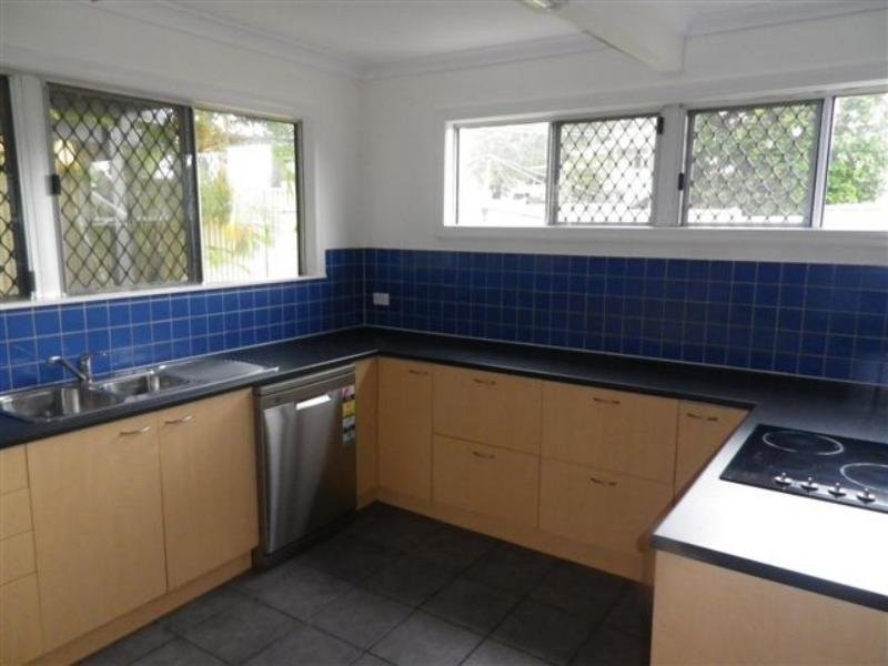 2 Banoon Drive, Wynnum QLD 4178