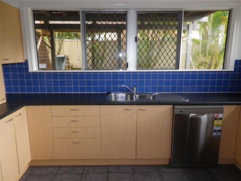 2 Banoon Drive, Wynnum QLD 4178