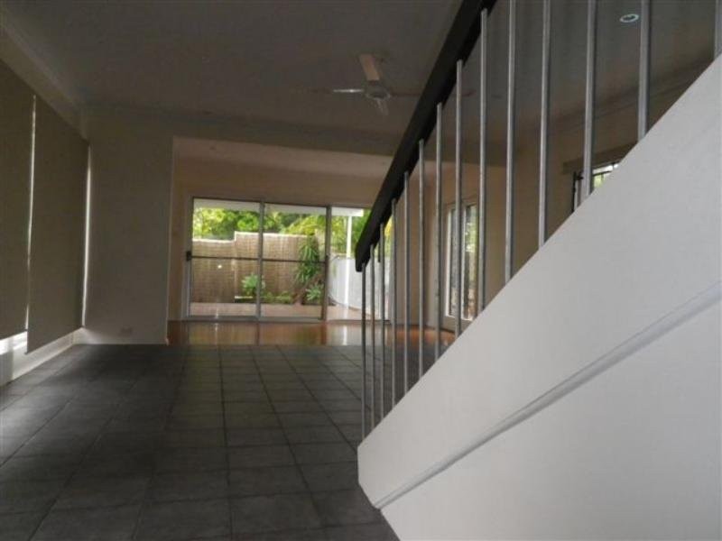 2 Banoon Drive, Wynnum QLD 4178