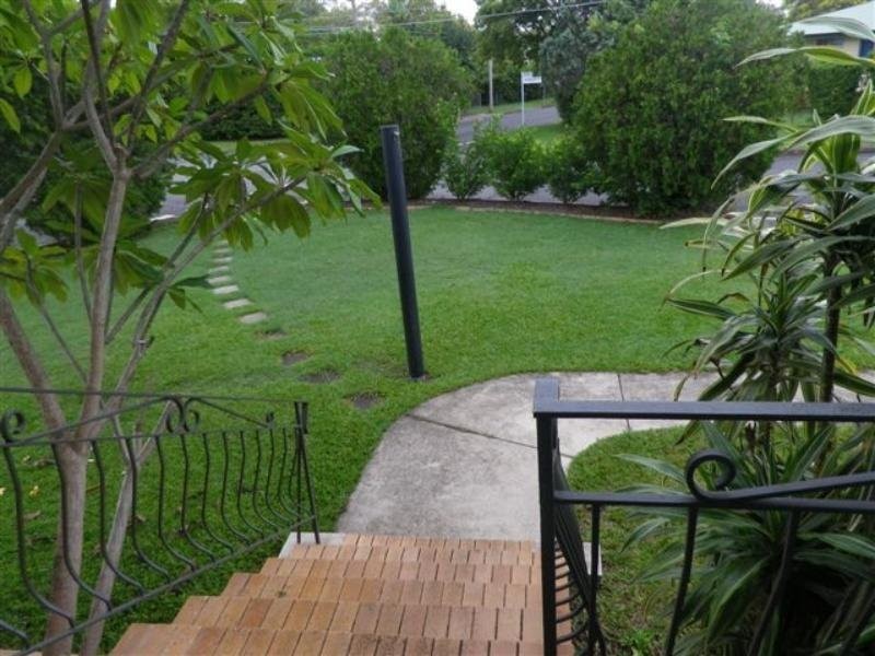 2 Banoon Drive, Wynnum QLD 4178