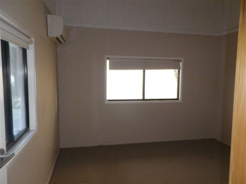 679 Esplanade, Lota QLD 4179