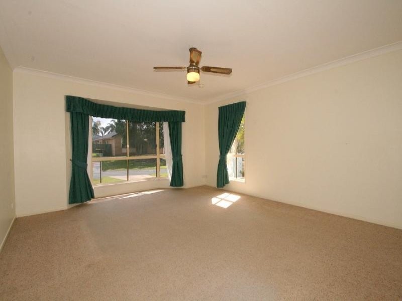 83 Schooner Cct, Manly West QLD 4179