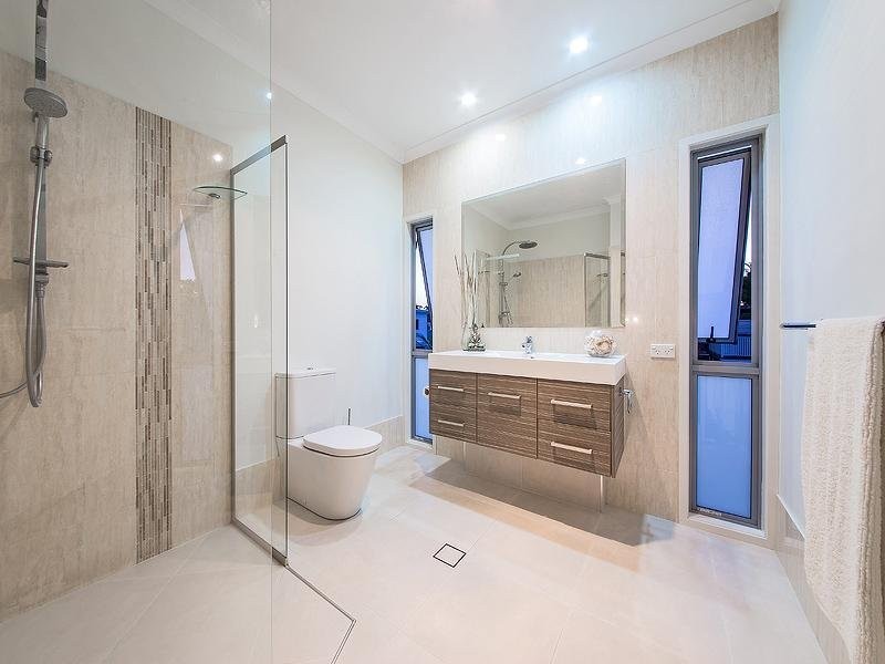 24 Orallo St, Lota QLD 4179